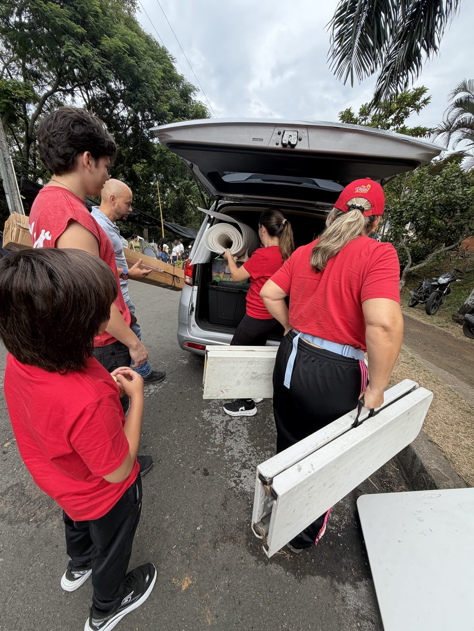 El equipo descarga cajas de material del vehículo al llegar al barrio